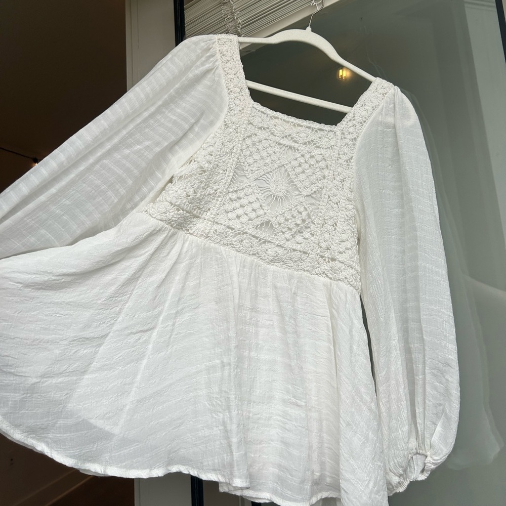 (MEDIUM) Altar'd State White Square Neck Crochet Long Sleeve Tunic Top